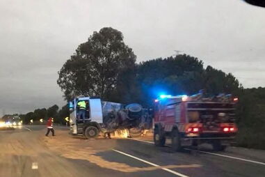 Despiste de camião obrigou à intervenção dos bombeiros e condicionou o trânsito durante várias horas