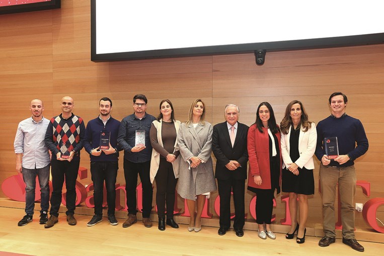 Os vencedores com António Vieira Monteiro, presidente do Santander Totta, e Inês Oom de Sousa, administradora