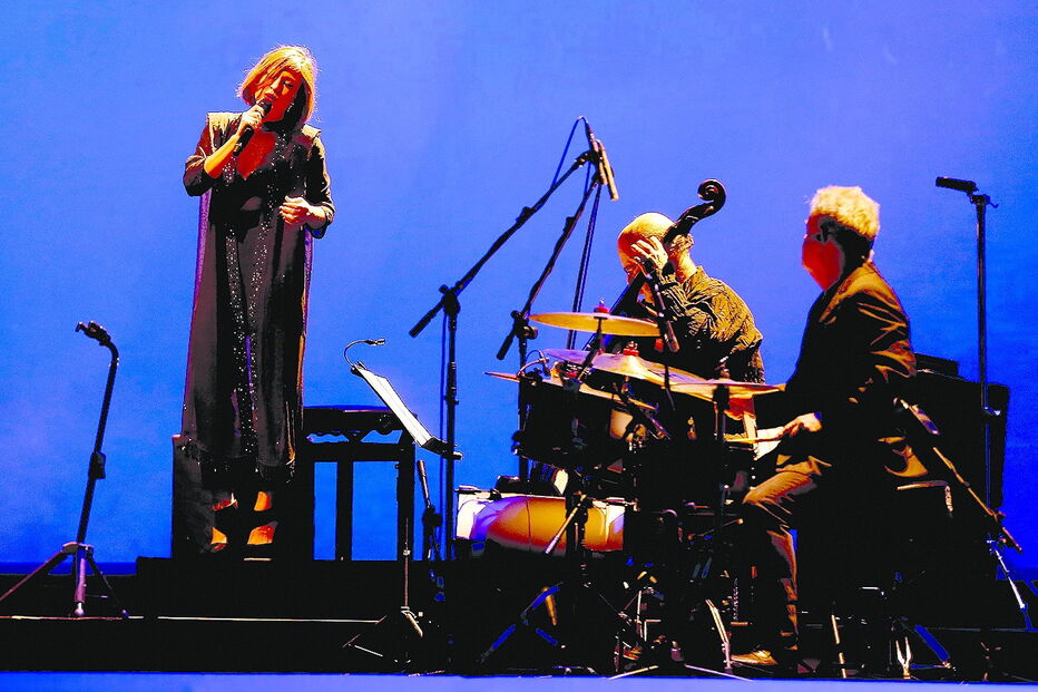 Carminho subiu ao palco da Altice Arena para prestar homenagem ao compositor brasileiro Tom Jobim   