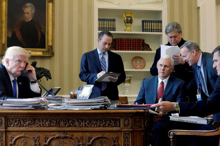 Michael Flynn com Donald Trump e a equipa da Casa Branca