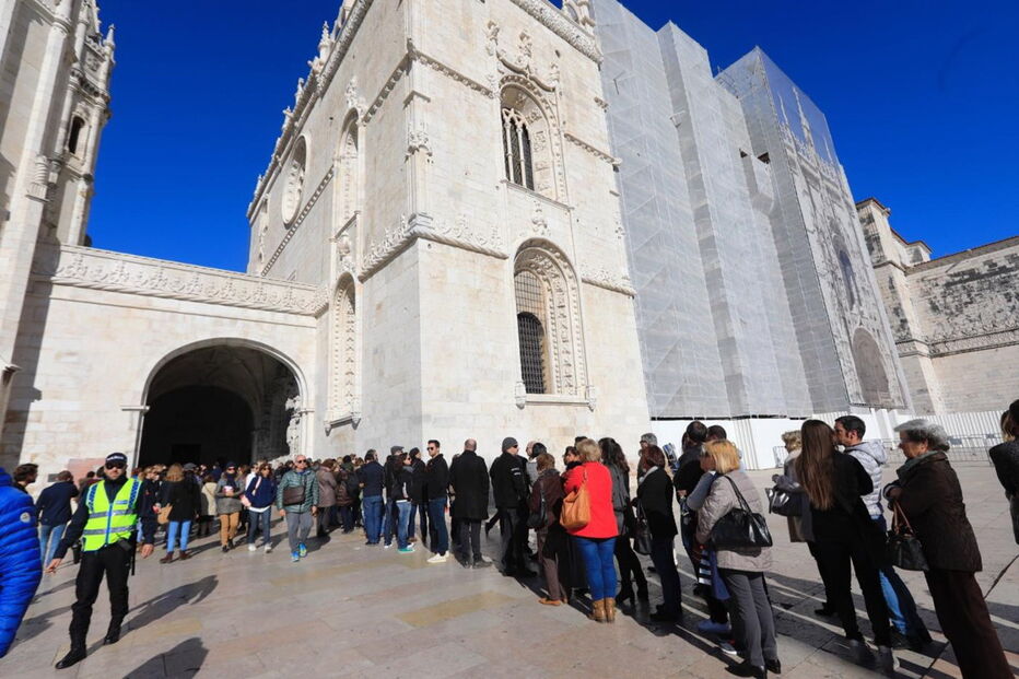 Milhares de fãs e amigos de Zé Pedro estiveram presentes no Mosteiro dos Jerónimos, onde se realizou a missa de corpo presente