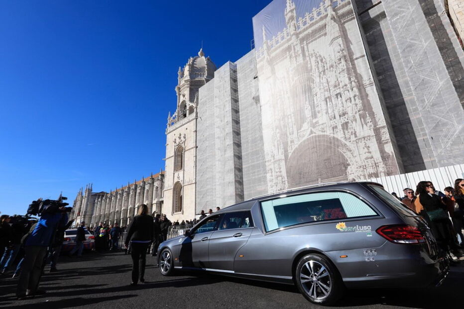 Milhares de fãs e amigos de Zé Pedro estiveram presentes no Mosteiro dos Jerónimos, onde se realizou a missa de corpo presente
