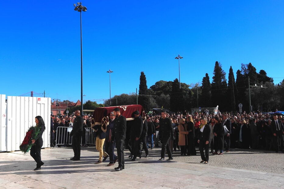 Milhares de fãs e amigos de Zé Pedro estiveram presentes no Mosteiro dos Jerónimos, onde se realizou a missa de corpo presente