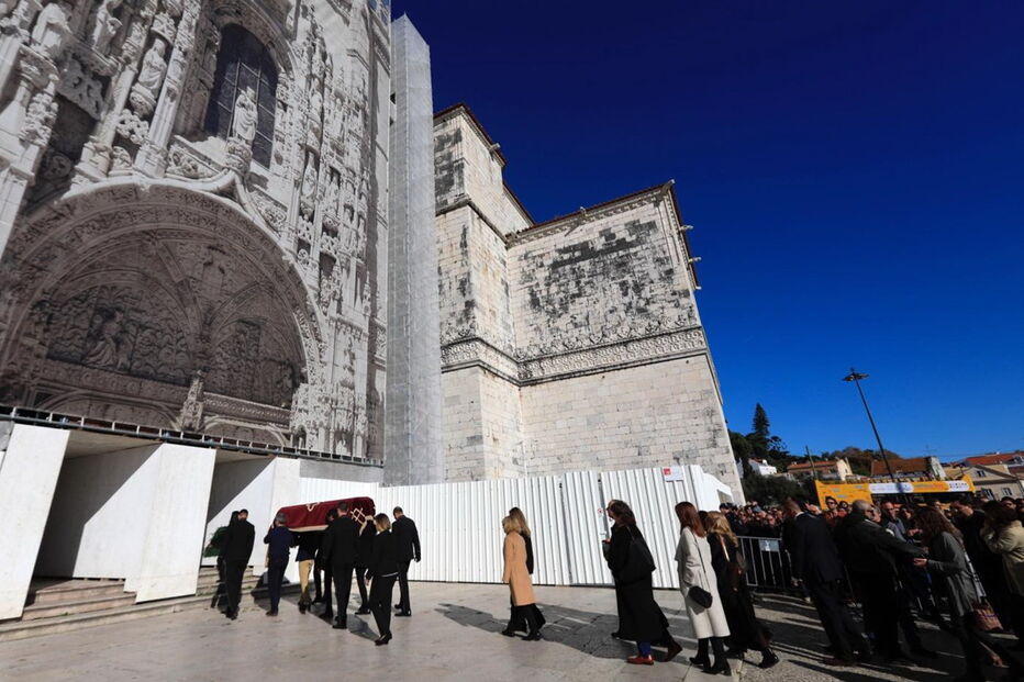 Milhares de fãs e amigos de Zé Pedro estiveram presentes no Mosteiro dos Jerónimos, onde se realizou a missa de corpo presente