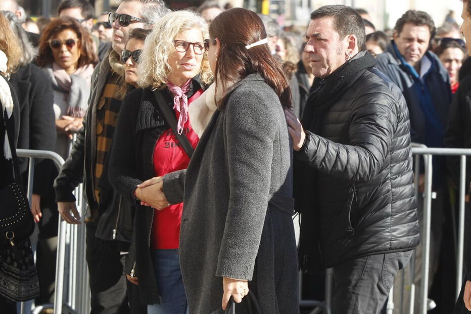 Familiares e amigos do guitarrista no funeral