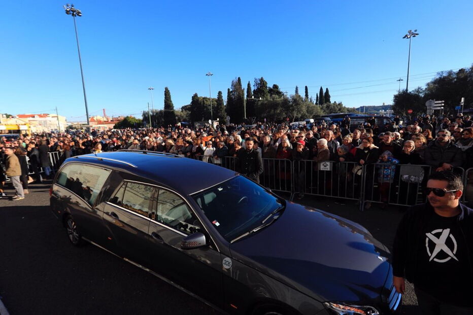  Milhares de fãs e amigos de Zé Pedro estiveram presentes no Mosteiro dos Jerónimos, onde se realizou a missa de corpo presente