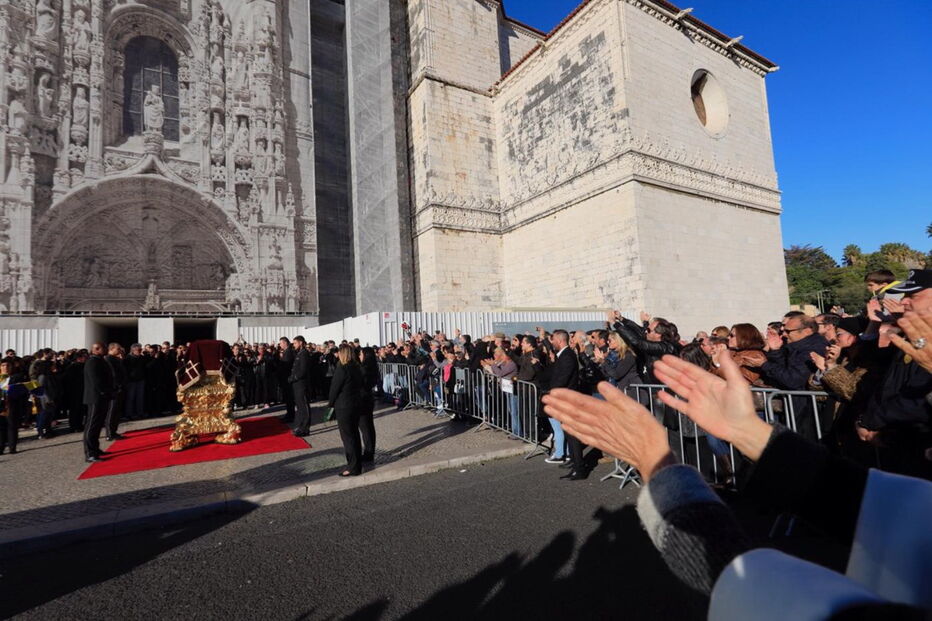  Milhares de fãs e amigos de Zé Pedro estiveram presentes no Mosteiro dos Jerónimos, onde se realizou a missa de corpo presente