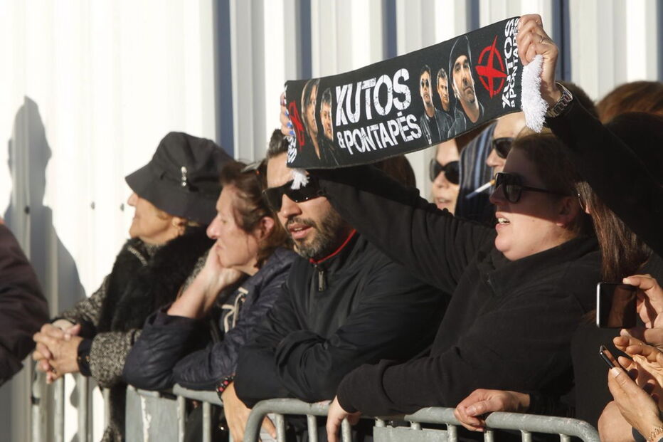  Milhares de fãs e amigos de Zé Pedro estiveram presentes no Mosteiro dos Jerónimos, onde se realizou a missa de corpo presente