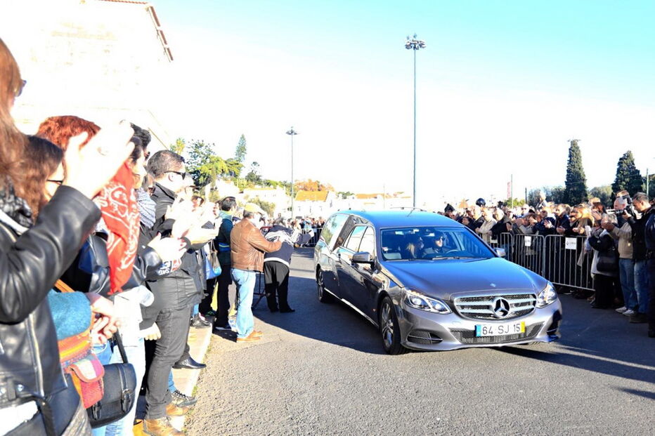  Milhares de fãs e amigos de Zé Pedro estiveram presentes no Mosteiro dos Jerónimos, onde se realizou a missa de corpo presente