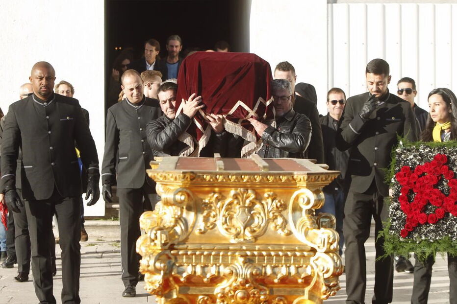  Milhares de fãs e amigos de Zé Pedro estiveram presentes no Mosteiro dos Jerónimos, onde se realizou a missa de corpo presente