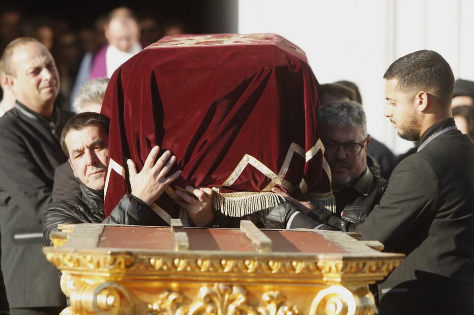  Milhares de fãs e amigos de Zé Pedro estiveram presentes no Mosteiro dos Jerónimos, onde se realizou a missa de corpo presente