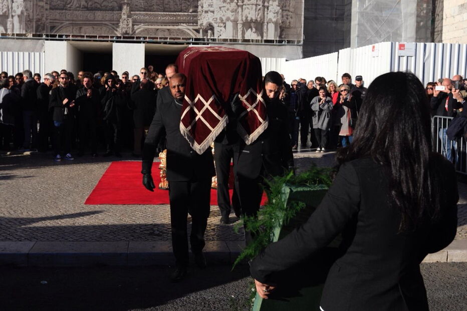  Milhares de fãs e amigos de Zé Pedro estiveram presentes no Mosteiro dos Jerónimos, onde se realizou a missa de corpo presente