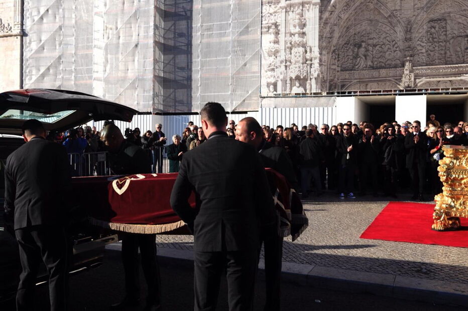  Milhares de fãs e amigos de Zé Pedro estiveram presentes no Mosteiro dos Jerónimos, onde se realizou a missa de corpo presente