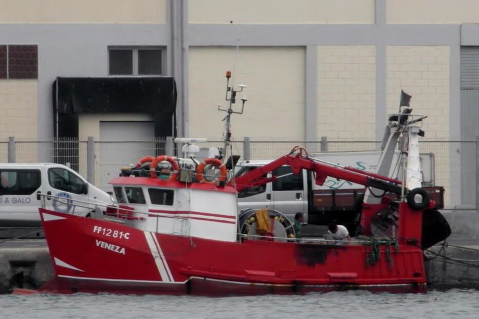 Barco 'Veneza' naufragou na Figueira da Foz com quatro pescadores a bordo