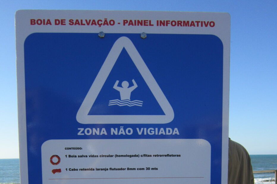Bóias de salvamento colocadas na costa de Esposende