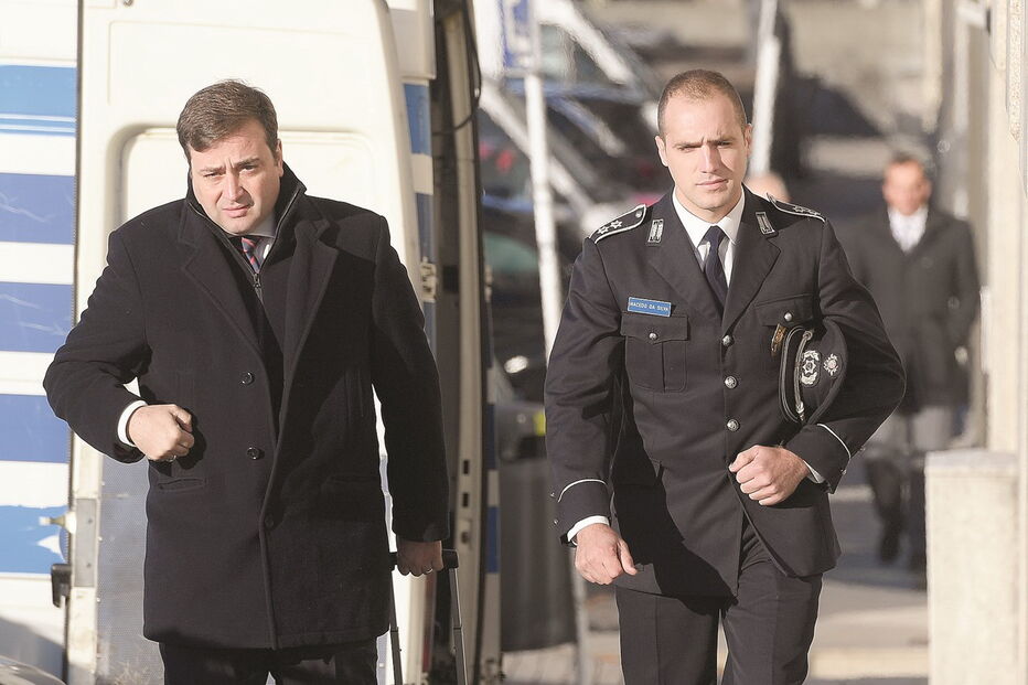 Subcomissário Filipe Silva esteve ontem, fardado, no Tribunal de Guimarães, mas caso foi adiado para abril de 2018 