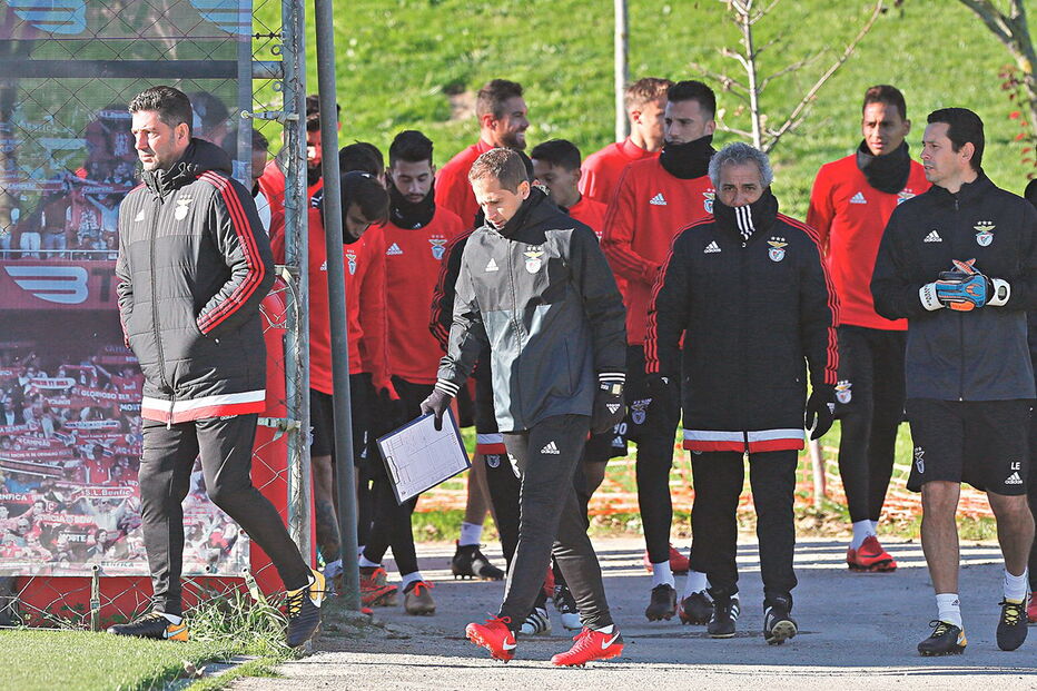 Rui Vitória com a sua equipa técnica e o plantel. Para o jogo de hoje, o treinador deixa antever alterações no onze