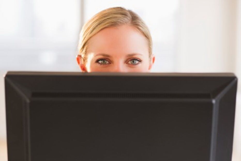 Trabalhar em frente ao computador pode provocar lesões nos olhos