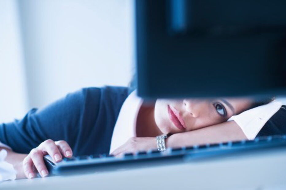 Trabalhar em frente ao computador pode provocar lesões nos olhos