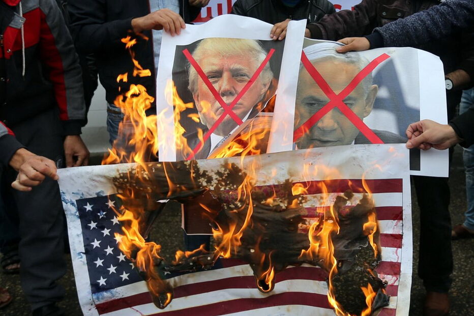 Manifestantes queimam bandeiras norte-americanas em Gaza