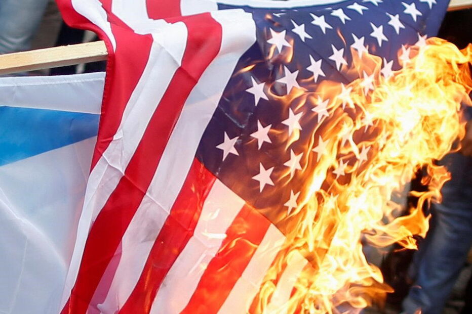 Manifestantes queimam bandeiras norte-americanas em Gaza