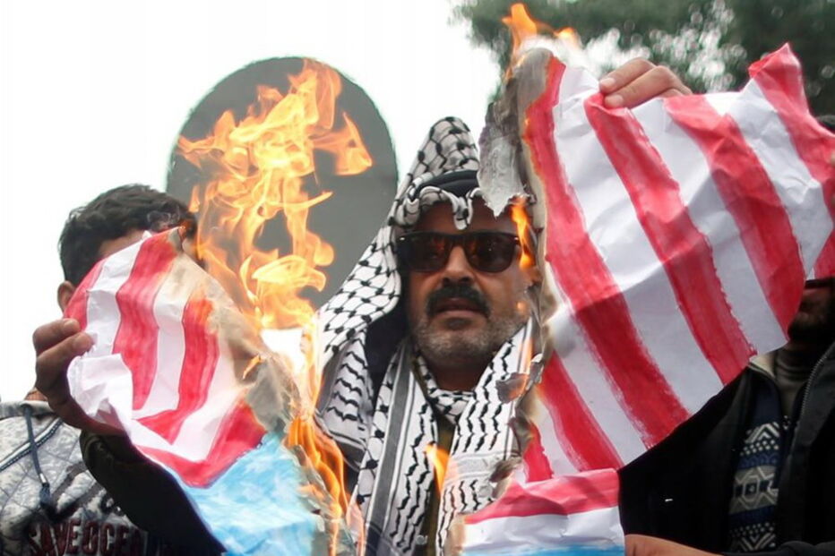 Manifestantes queimam bandeiras norte-americanas em Gaza