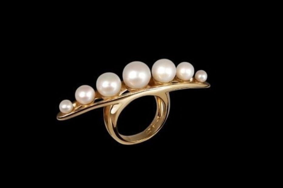 Este anel massajador com pérolas da Betony Vernon custa mais de 4 mil euros. A ideia é usar as pérolas de vários tamanhos para estimular as zonas erógenas.