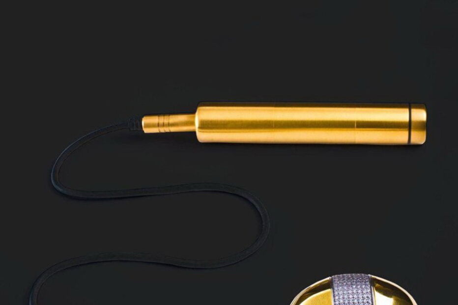 Este vibrador é também um ‘plug’ anal. A Fornicari vende este brinquedo feito de ouro e diamantes, por 28 mil euros e assegura que que 