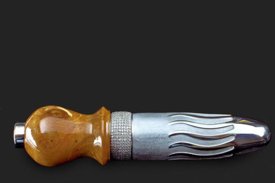 Também da Fornicari é este revolucionário ‘diletto’. Este elegante dildo é feito de ouro branco com saliências para aumentar o prazer. Na base tem diamantes e madeira polida. Custa 40 mil euros.