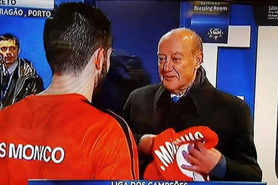 Moutinho oferece camisola a Pinto da Costa