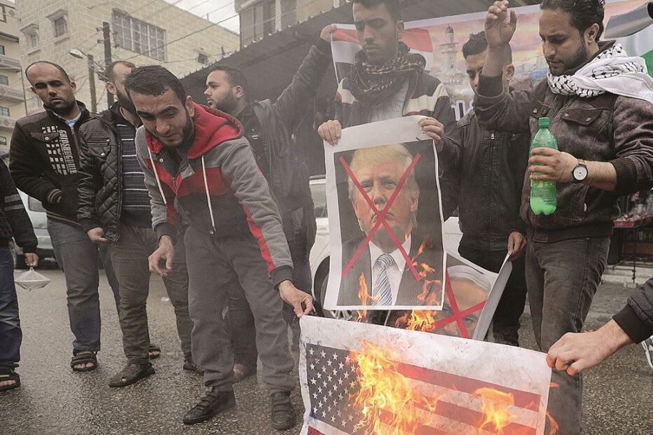 Palestinianos queimaram retratos de Trump e bandeiras dos EUA 
