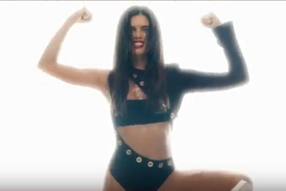Sara Sampaio ousada em vídeo sensual