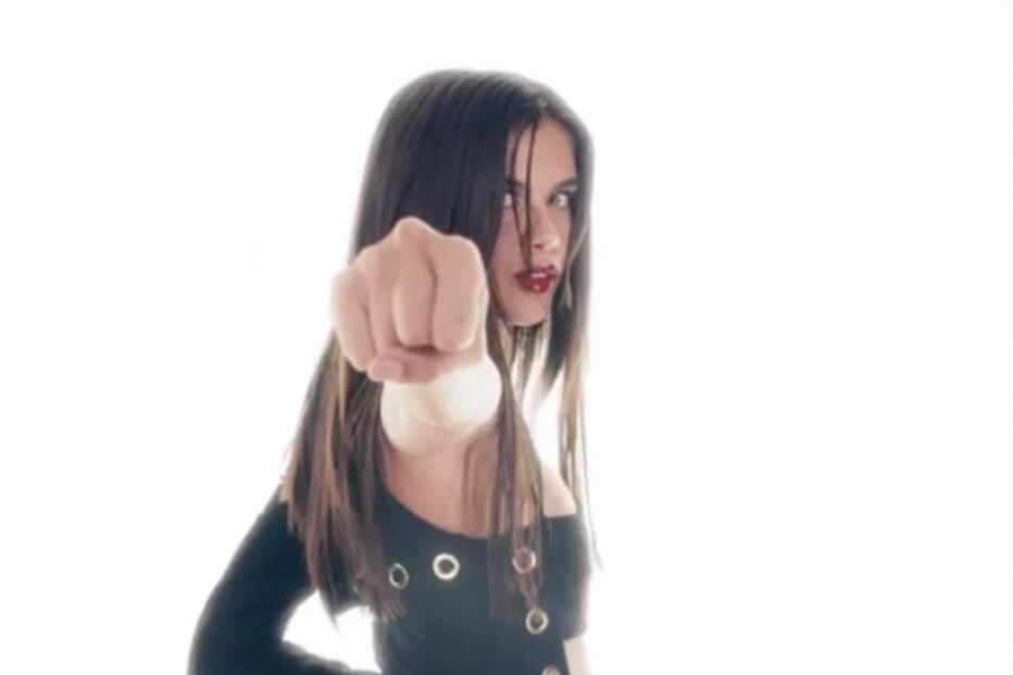 Sara Sampaio ousada em vídeo sensual