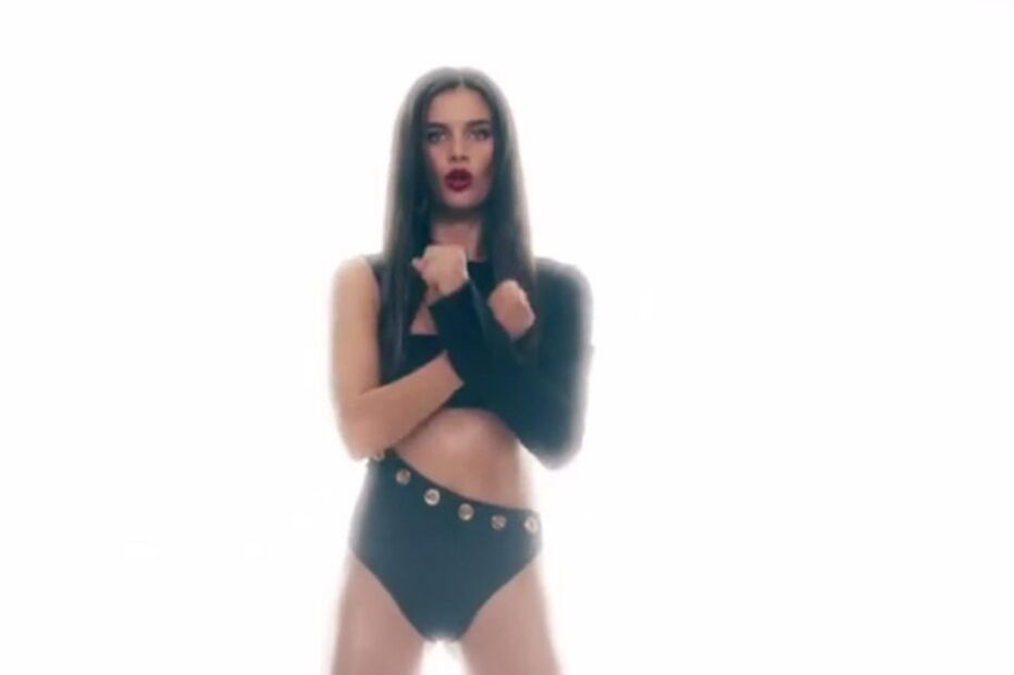 Sara Sampaio ousada em vídeo sensual