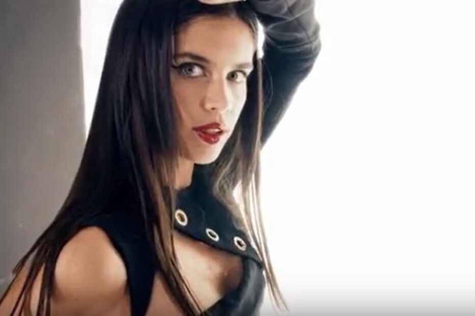 Sara Sampaio ousada em vídeo sensual