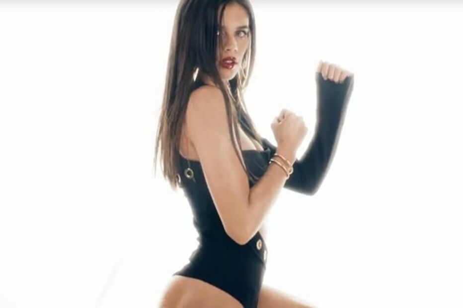 Sara Sampaio ousada em vídeo sensual