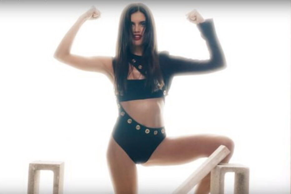 Sara Sampaio ousada em vídeo sensual