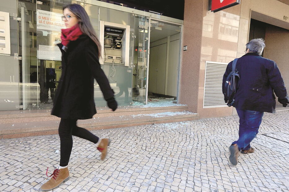 Ação de fiscalização da PSP e da GNR junto dos multibancos acabados de carregar tem servido para dissuadir a prática de roubos com explosão aos equipamentos 