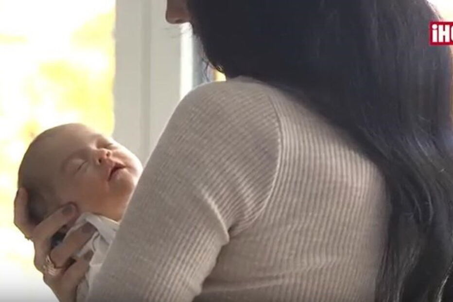 Georgina apresentou Alana Martina na revista Hola!