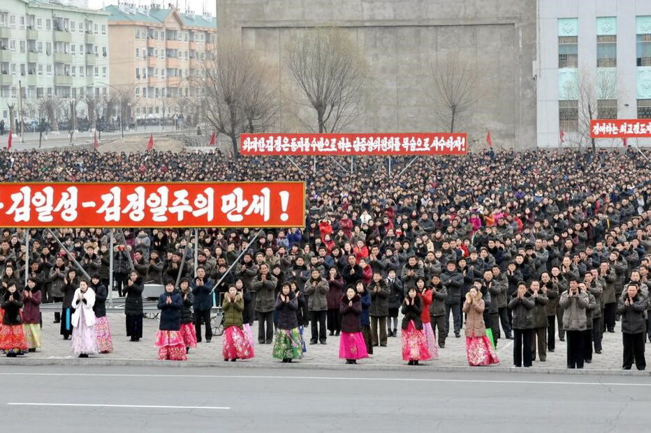 Milhares de norte-coreanos saúdam conclusão do programa nuclear do país