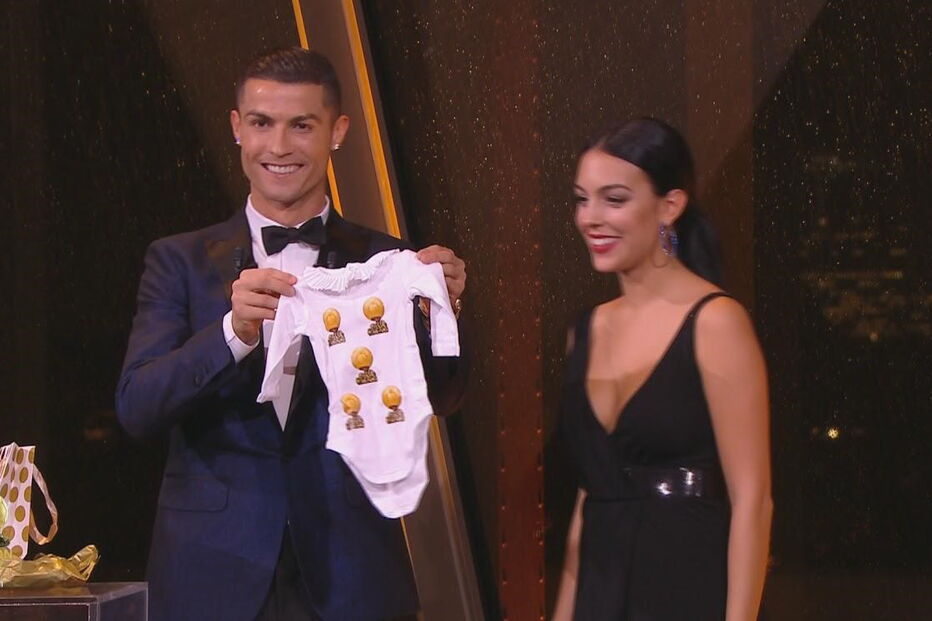 Ronaldo e Georgina recebem babygrow com cinco Bolas de Ouro para Alana Martina