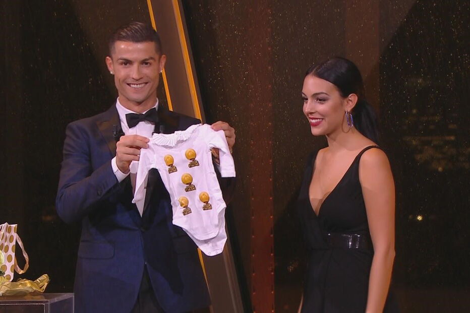 Ronaldo e Georgina recebem babygrow com cinco Bolas de Ouro para Alana Martina