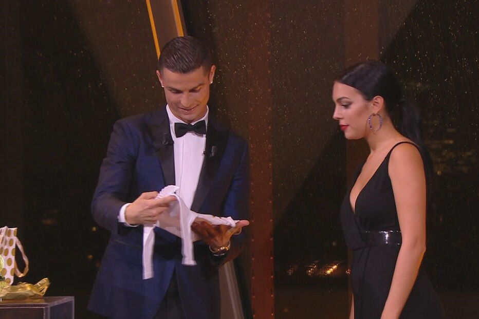 Ronaldo e Georgina recebem babygrow com cinco Bolas de Ouro para Alana Martina