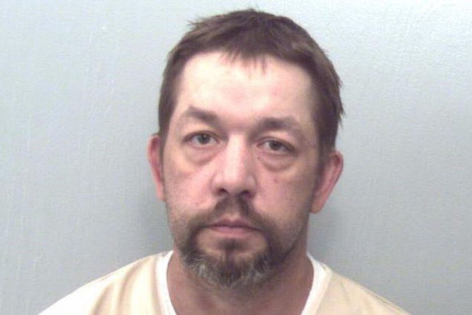 Faz sexo com a namorada morta na esperança que esta ressuscite