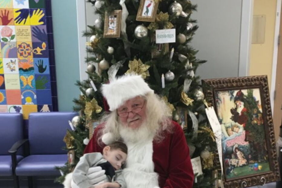 Menino com doença terminal senta-se pela última vez no colo do Pai Natal