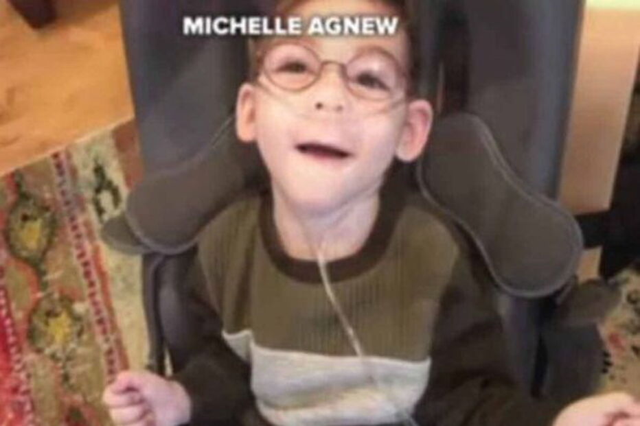 Menino com doença terminal senta-se pela última vez no colo do Pai Natal