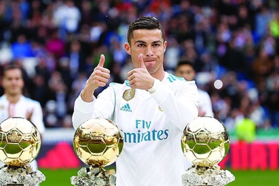 CR7 com as cinco Bolas de Ouro 