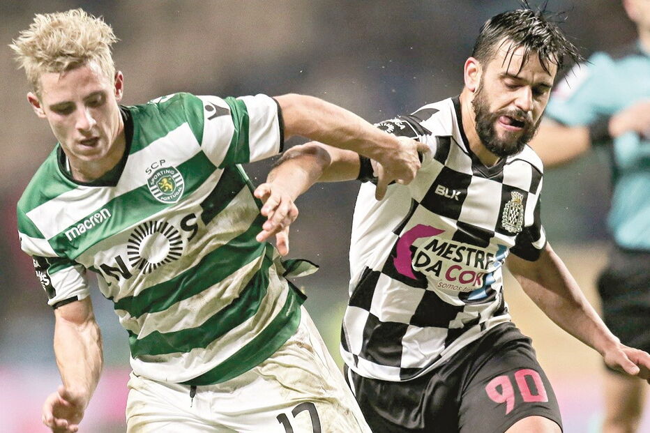 Podence tenta desembaraçar-se da marcação do axadrezado Vítor Bruno 