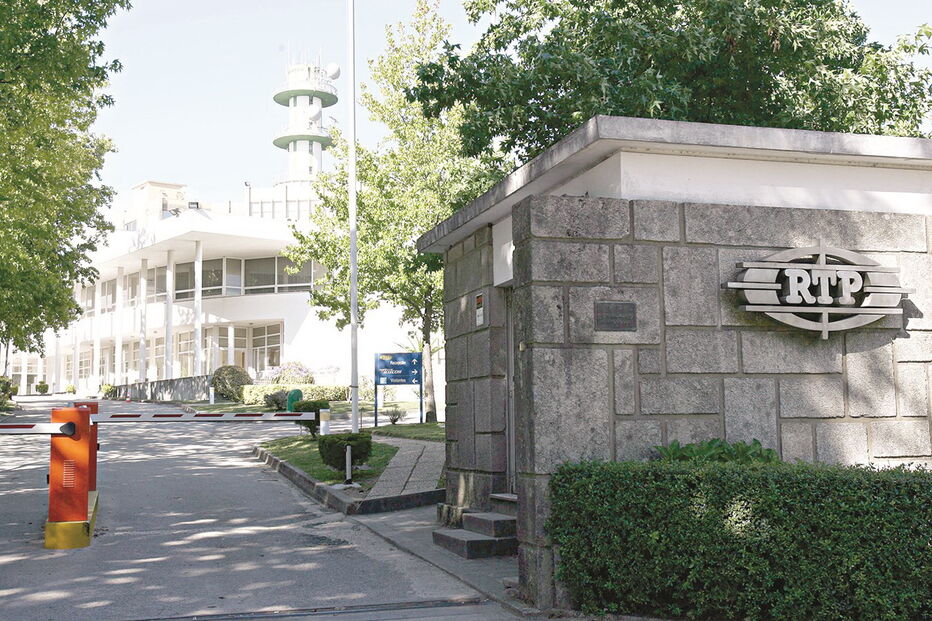 A entrada do edifício da estação pública no Monte da Virgem, em Vila Nova de Gaia