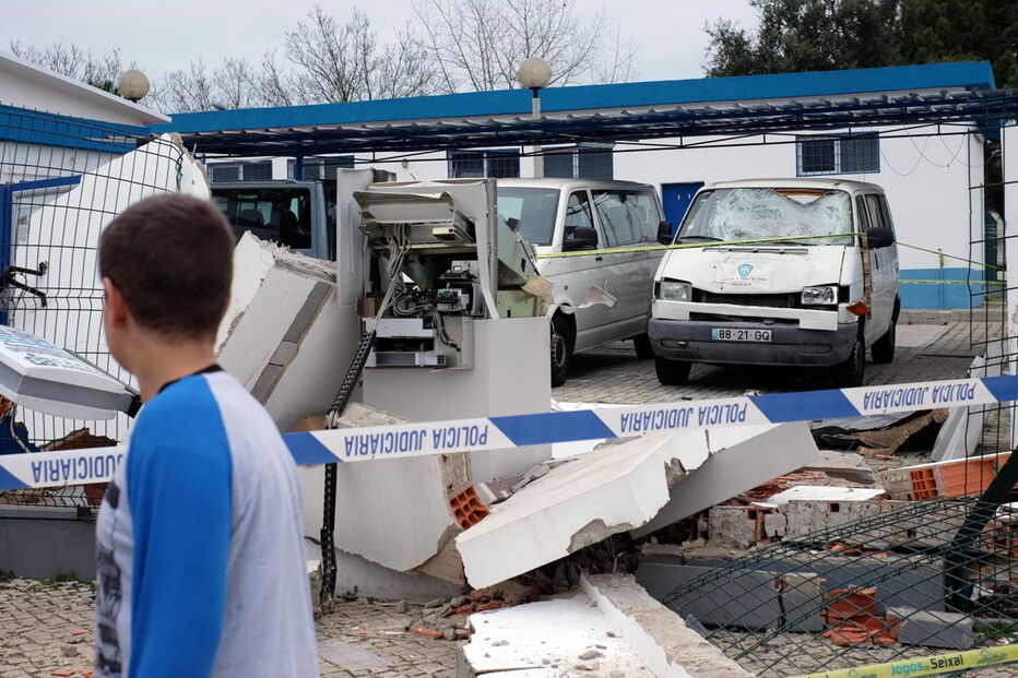 Gang explodiu multibanco instalado no Clube Desportivo e Recreativo Águias Unidas na Amora, no Seixal. Crime aconteceu na madrugada do dia 2 de janeiro de 2016 